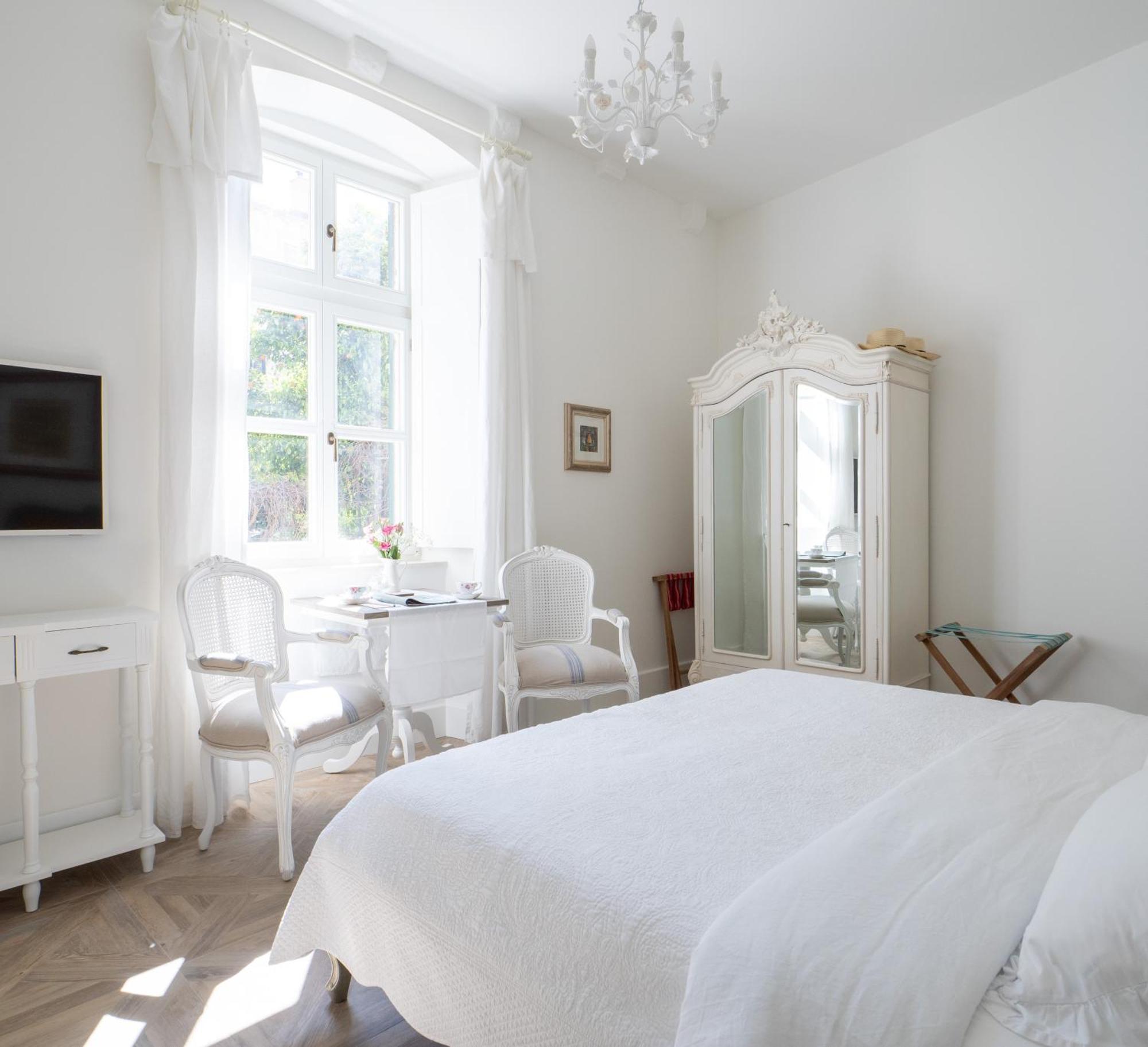 The Byron Guest house *